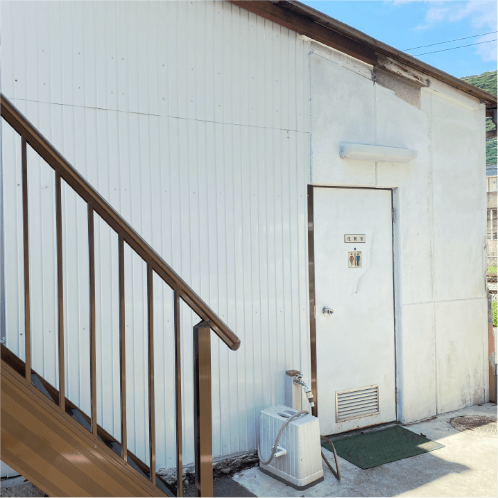 白い建物に白いドア
